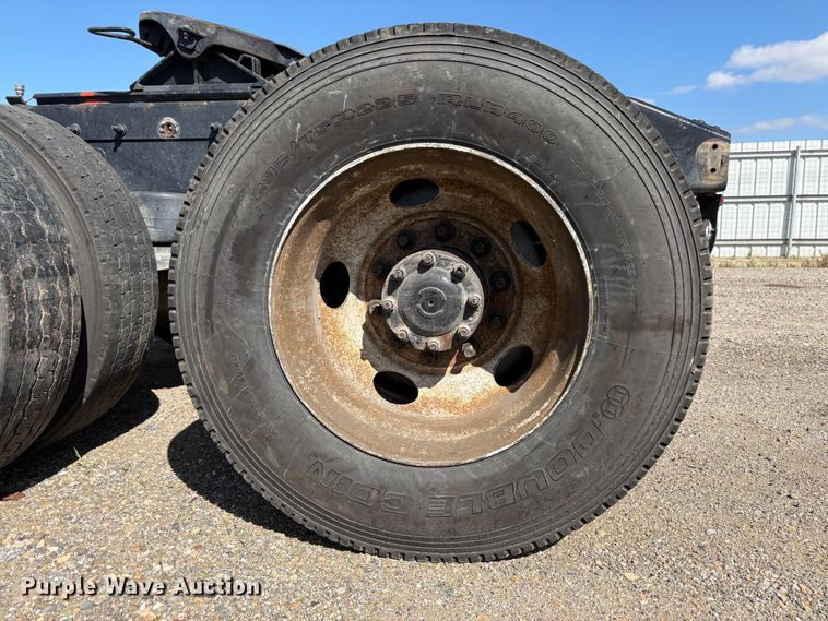 image for item YA2581 2020 Peterbilt 579 semi truck