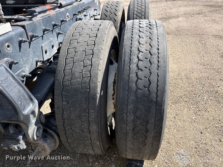 image for item YA2581 2020 Peterbilt 579 semi truck