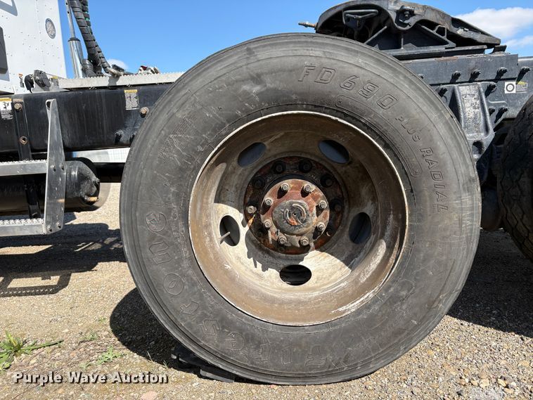 image for item YA2581 2020 Peterbilt 579 semi truck