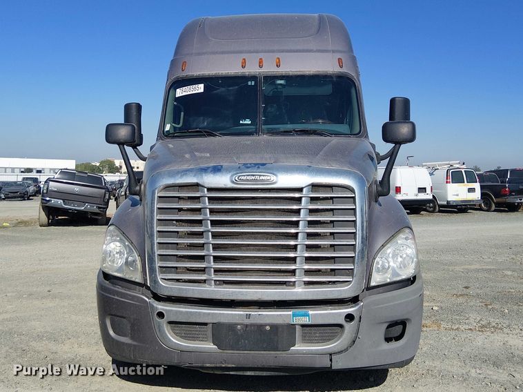 image for item YA2590 2017 Freightliner Cascadia 125 semi truck