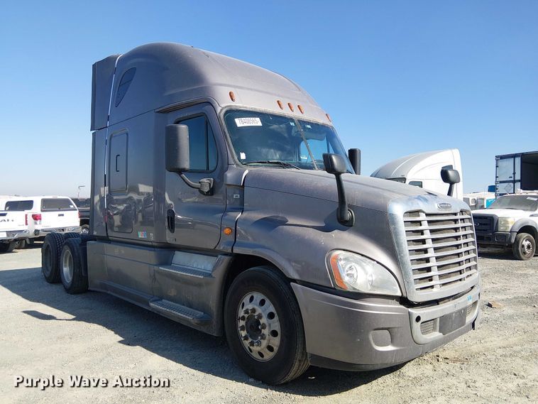 image for item YA2590 2017 Freightliner Cascadia 125 semi truck
