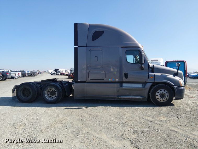 image for item YA2590 2017 Freightliner Cascadia 125 semi truck