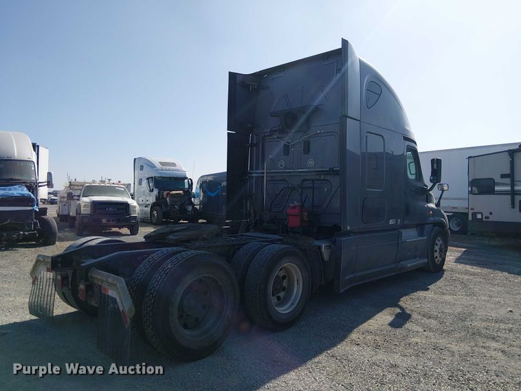 image for item YA2590 2017 Freightliner Cascadia 125 semi truck