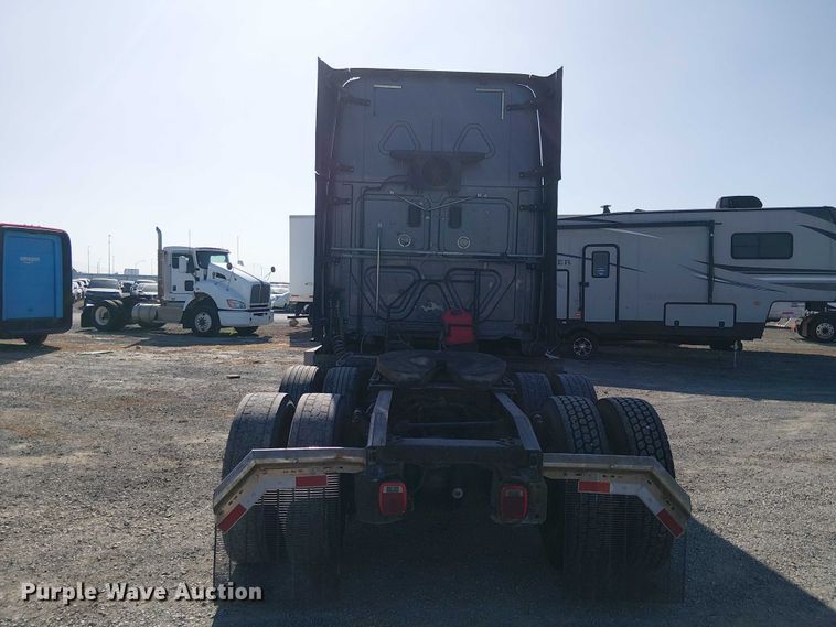 image for item YA2590 2017 Freightliner Cascadia 125 semi truck
