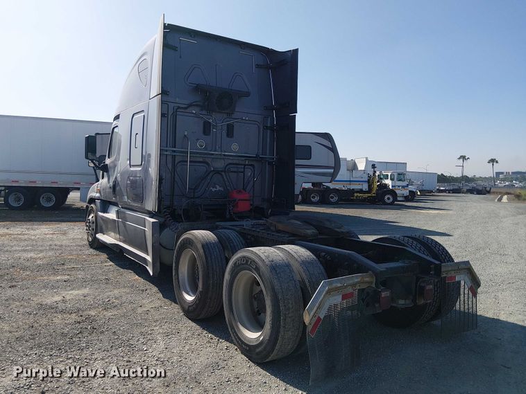 image for item YA2590 2017 Freightliner Cascadia 125 semi truck