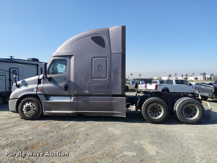 image for item YA2590 2017 Freightliner Cascadia 125 semi truck