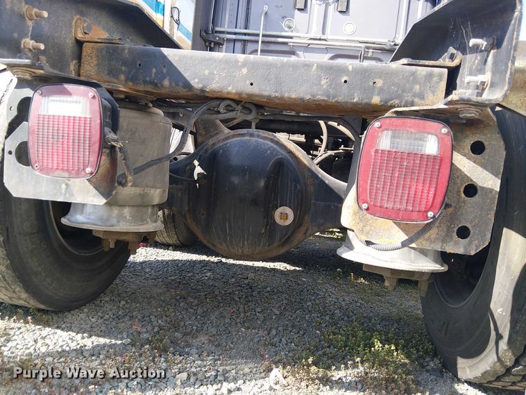 image for item YA2590 2017 Freightliner Cascadia 125 semi truck