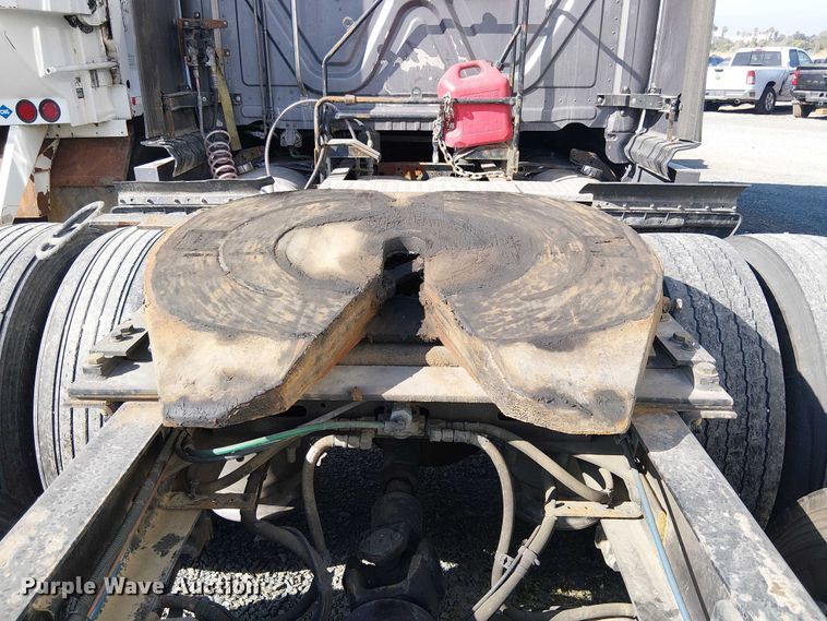 image for item YA2590 2017 Freightliner Cascadia 125 semi truck