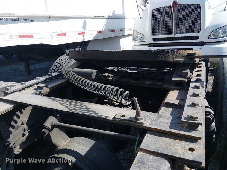 image for item YA2590 2017 Freightliner Cascadia 125 semi truck