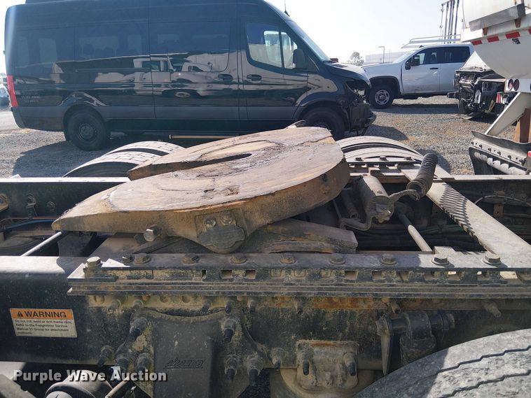 image for item YA2590 2017 Freightliner Cascadia 125 semi truck