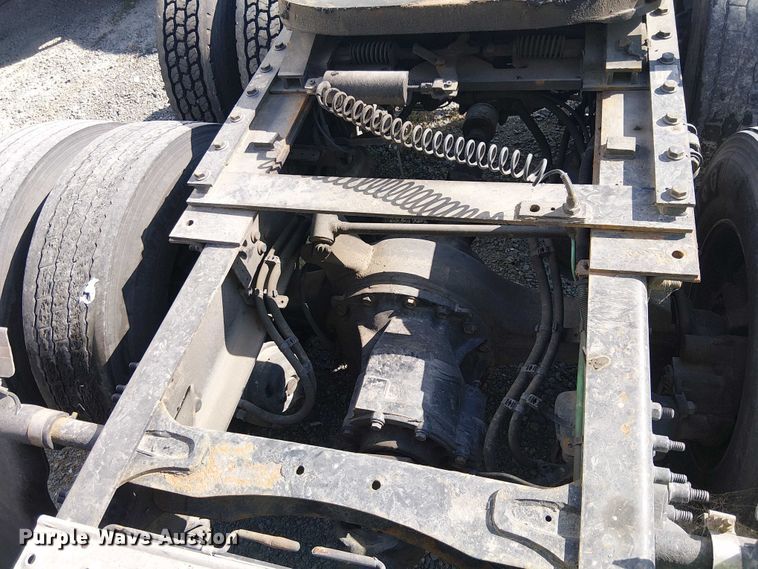 image for item YA2590 2017 Freightliner Cascadia 125 semi truck