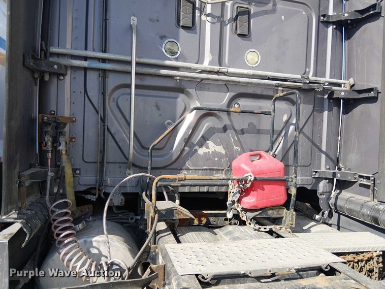 image for item YA2590 2017 Freightliner Cascadia 125 semi truck