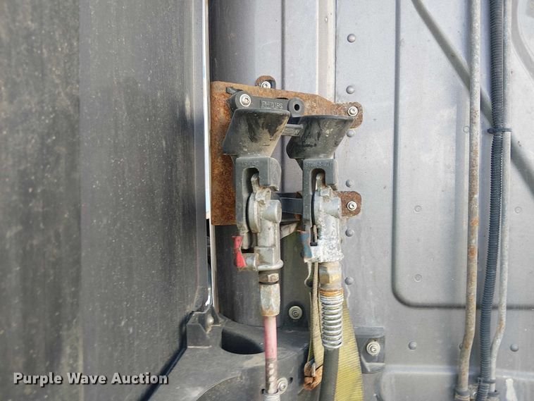 image for item YA2590 2017 Freightliner Cascadia 125 semi truck