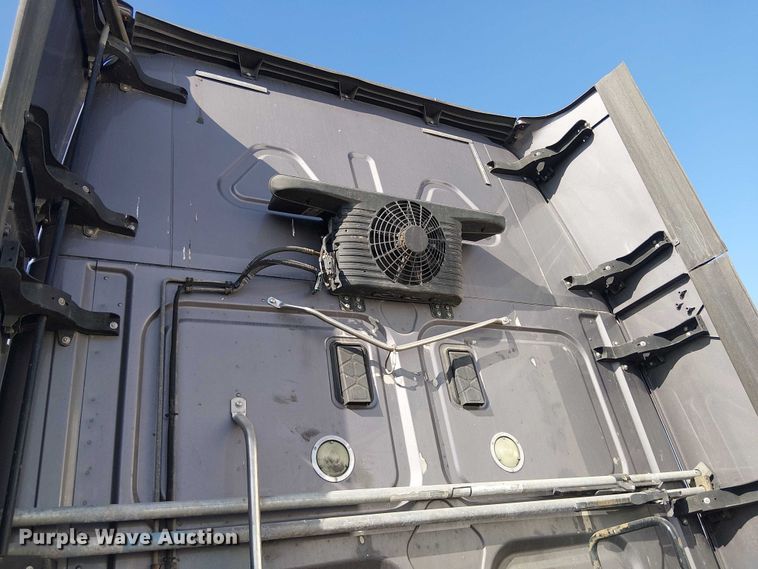 image for item YA2590 2017 Freightliner Cascadia 125 semi truck