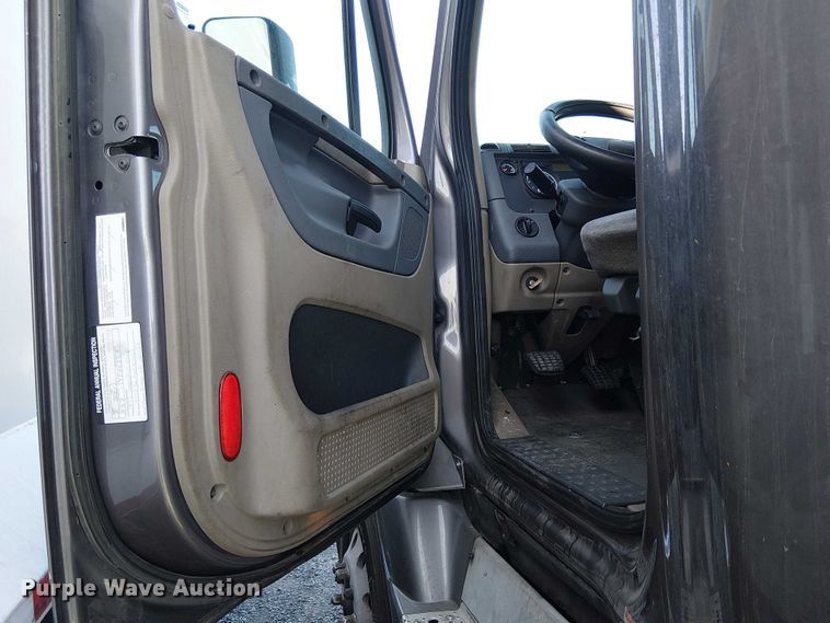 image for item YA2590 2017 Freightliner Cascadia 125 semi truck