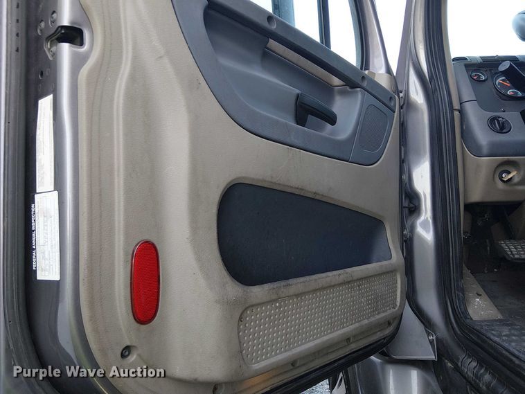 image for item YA2590 2017 Freightliner Cascadia 125 semi truck