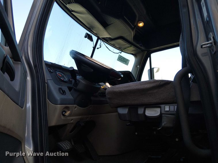 image for item YA2590 2017 Freightliner Cascadia 125 semi truck