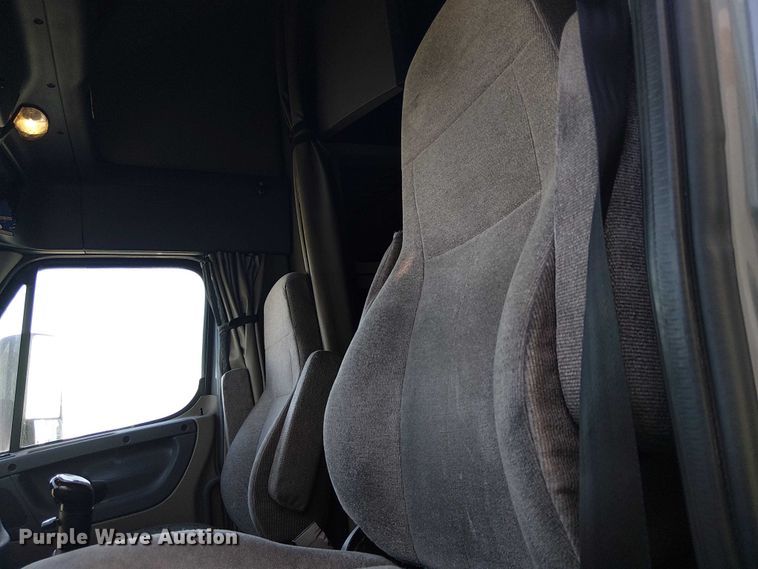 image for item YA2590 2017 Freightliner Cascadia 125 semi truck