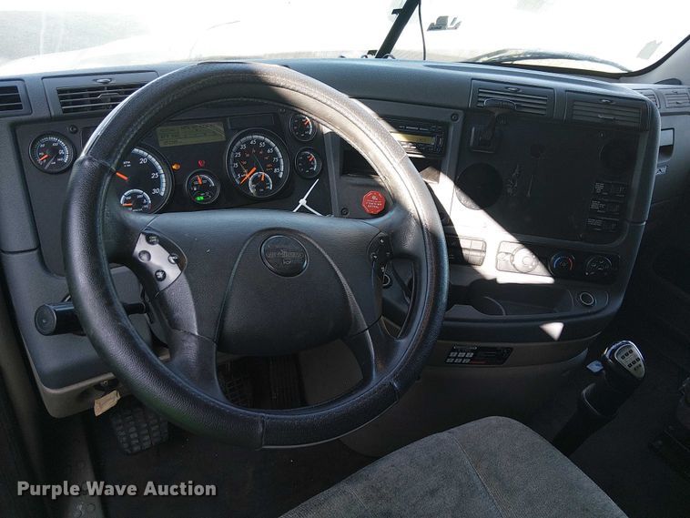 image for item YA2590 2017 Freightliner Cascadia 125 semi truck