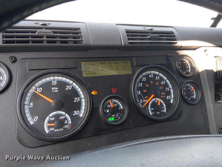 image for item YA2590 2017 Freightliner Cascadia 125 semi truck