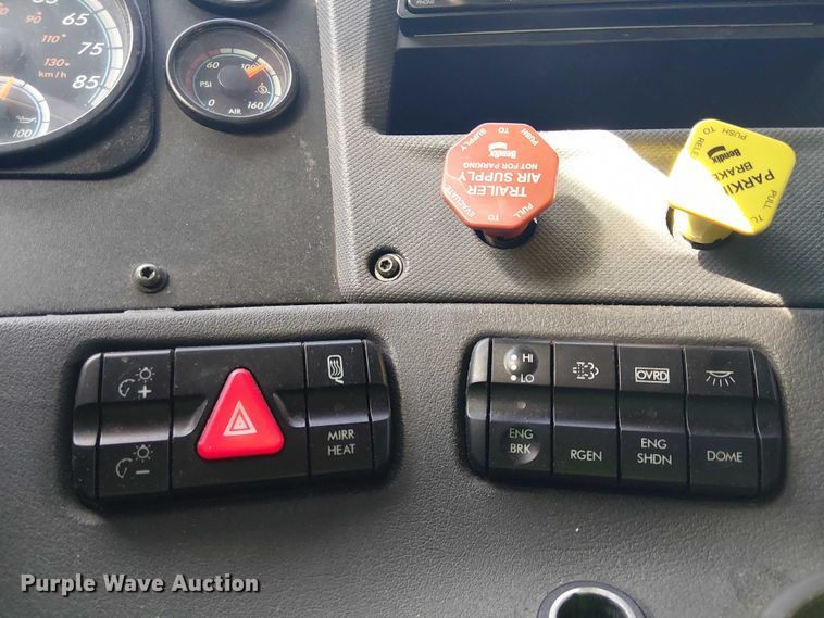 image for item YA2590 2017 Freightliner Cascadia 125 semi truck