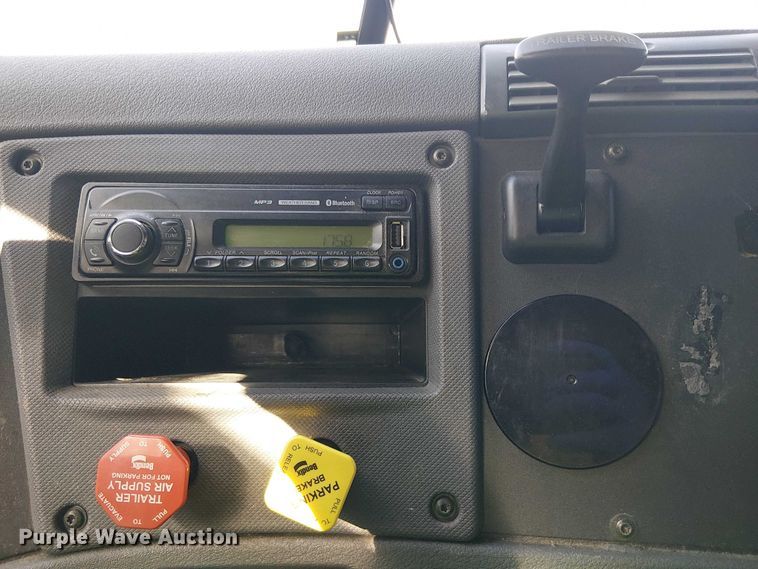 image for item YA2590 2017 Freightliner Cascadia 125 semi truck