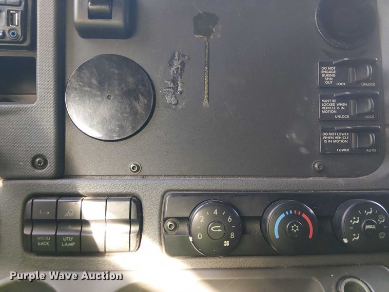 image for item YA2590 2017 Freightliner Cascadia 125 semi truck