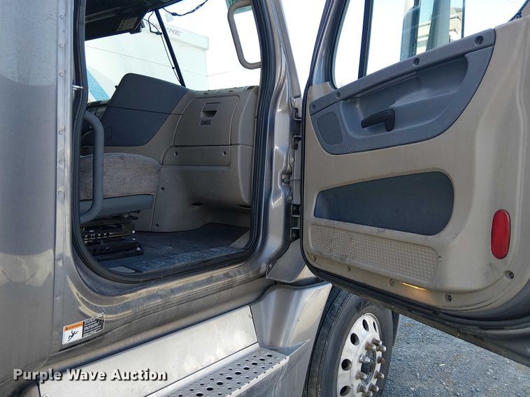 image for item YA2590 2017 Freightliner Cascadia 125 semi truck