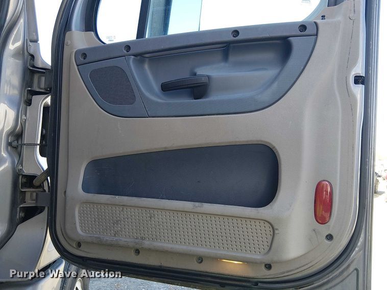 image for item YA2590 2017 Freightliner Cascadia 125 semi truck