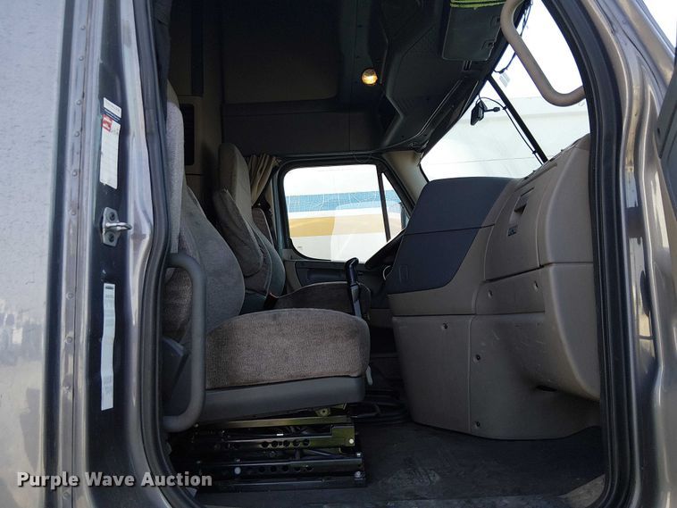 image for item YA2590 2017 Freightliner Cascadia 125 semi truck