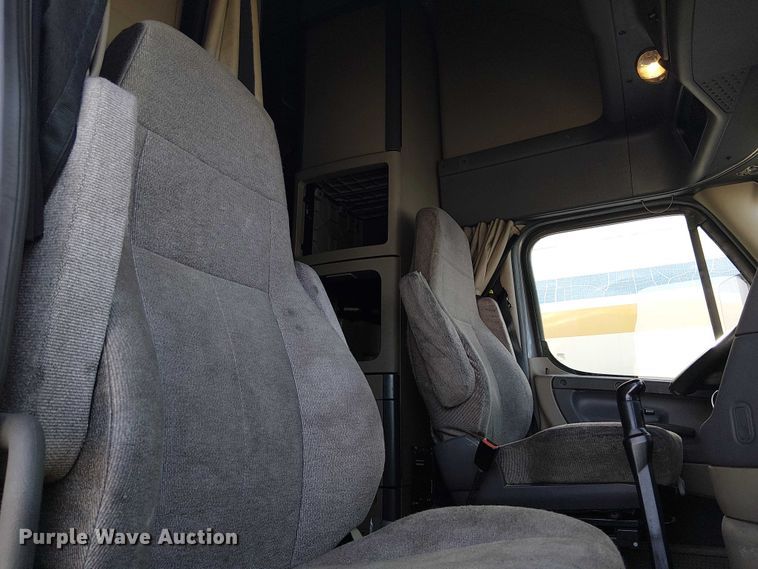 image for item YA2590 2017 Freightliner Cascadia 125 semi truck