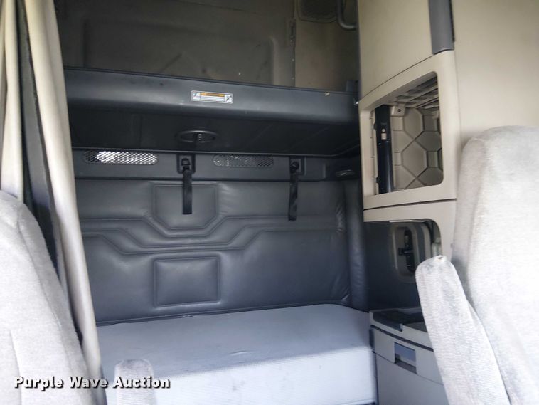 image for item YA2590 2017 Freightliner Cascadia 125 semi truck