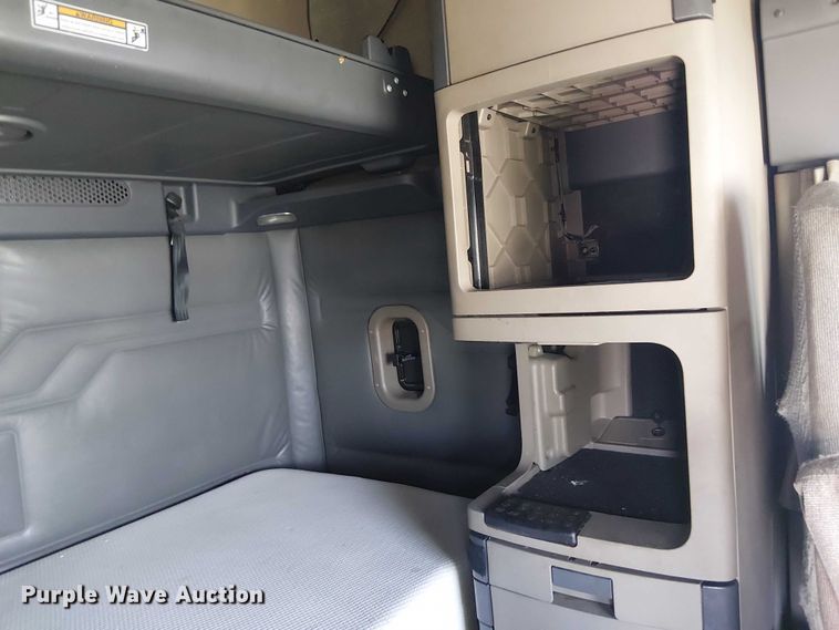 image for item YA2590 2017 Freightliner Cascadia 125 semi truck