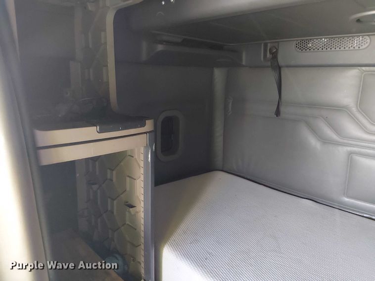 image for item YA2590 2017 Freightliner Cascadia 125 semi truck