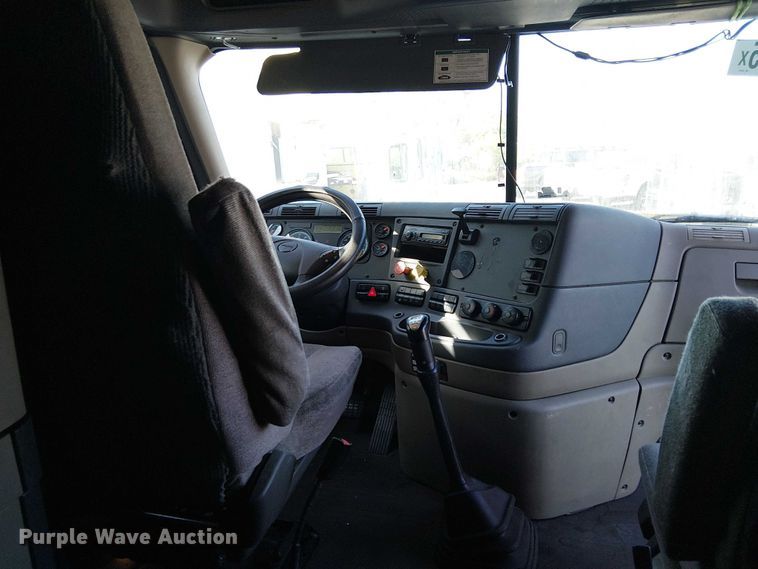 image for item YA2590 2017 Freightliner Cascadia 125 semi truck