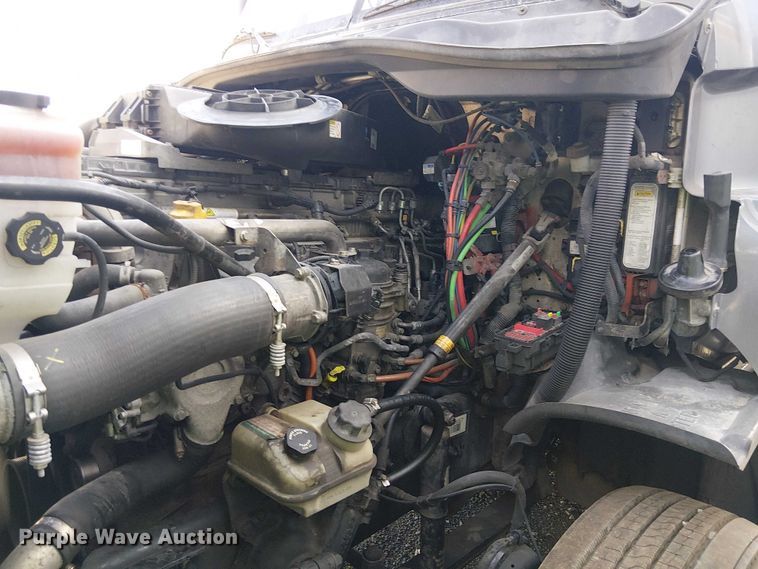 image for item YA2590 2017 Freightliner Cascadia 125 semi truck