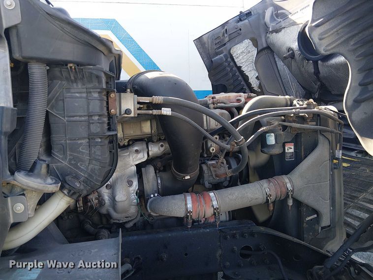 image for item YA2590 2017 Freightliner Cascadia 125 semi truck