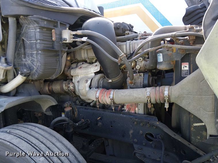 image for item YA2590 2017 Freightliner Cascadia 125 semi truck