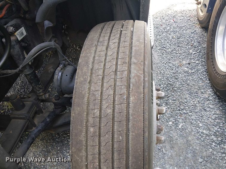 image for item YA2590 2017 Freightliner Cascadia 125 semi truck