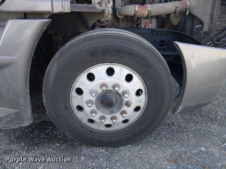 image for item YA2590 2017 Freightliner Cascadia 125 semi truck