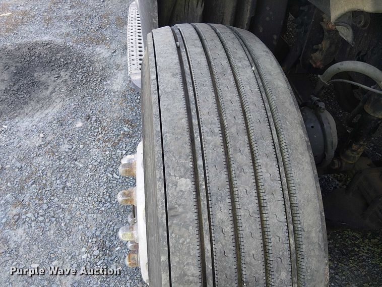 image for item YA2590 2017 Freightliner Cascadia 125 semi truck