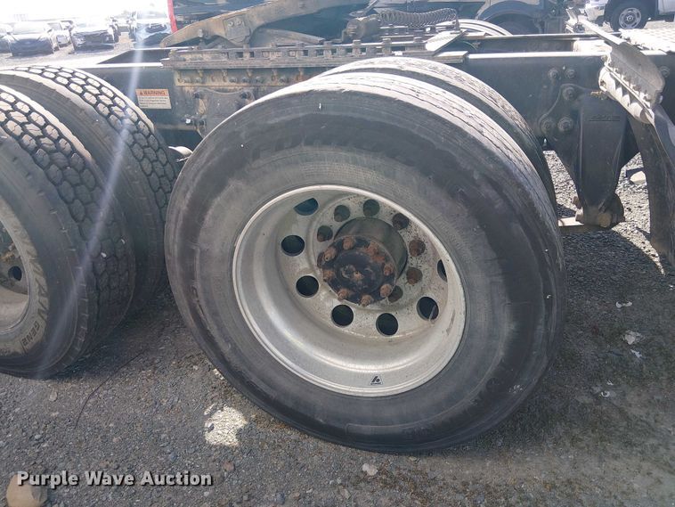 image for item YA2590 2017 Freightliner Cascadia 125 semi truck