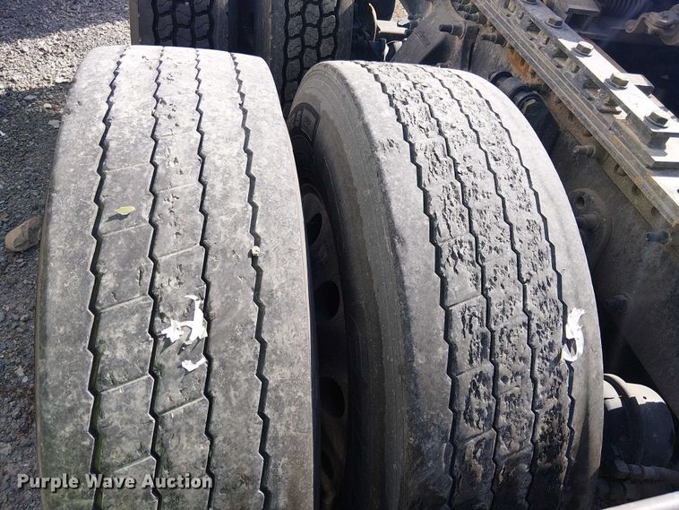 image for item YA2590 2017 Freightliner Cascadia 125 semi truck