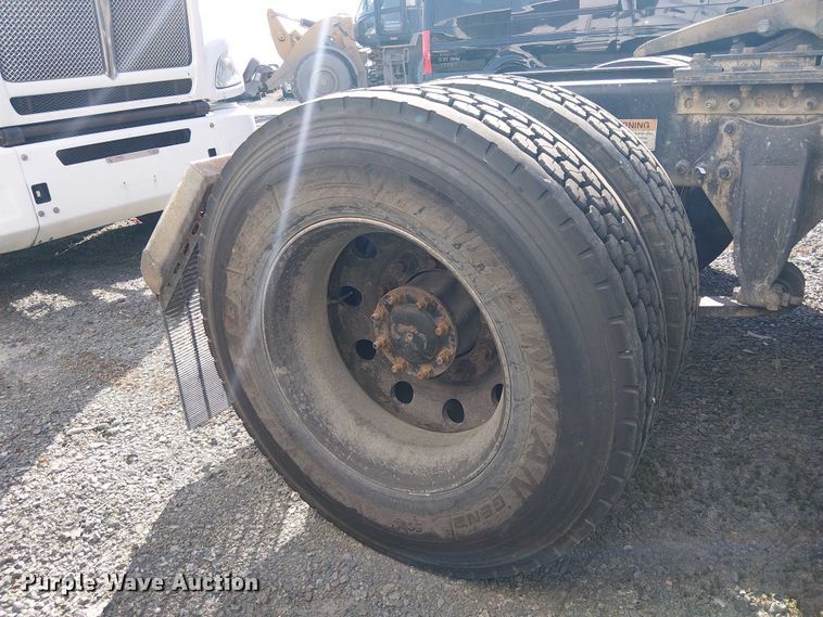 image for item YA2590 2017 Freightliner Cascadia 125 semi truck