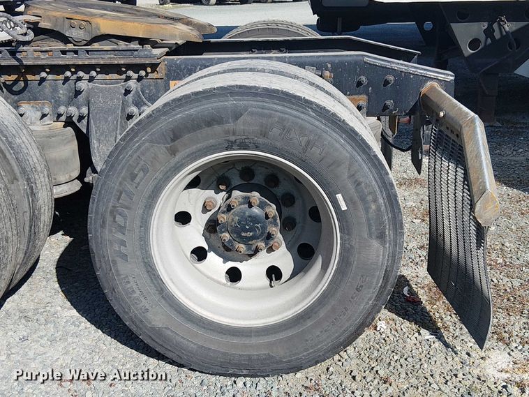 image for item YA2590 2017 Freightliner Cascadia 125 semi truck