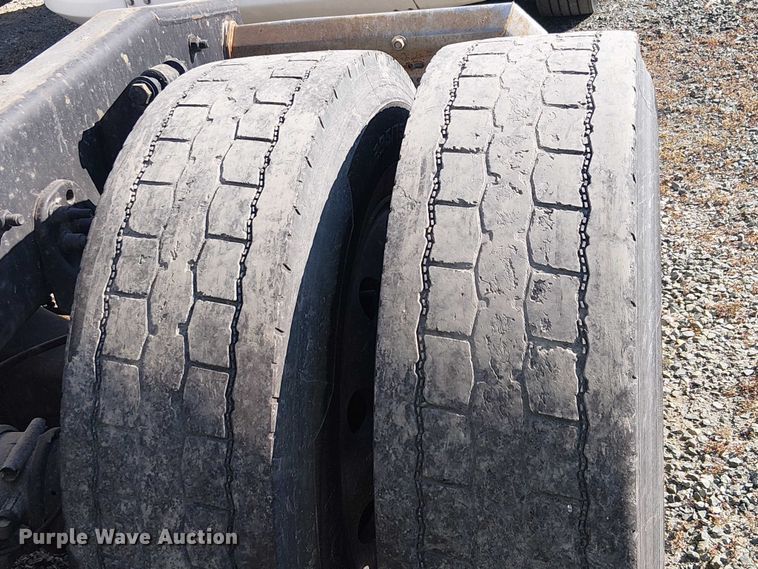 image for item YA2590 2017 Freightliner Cascadia 125 semi truck