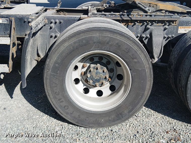 image for item YA2590 2017 Freightliner Cascadia 125 semi truck