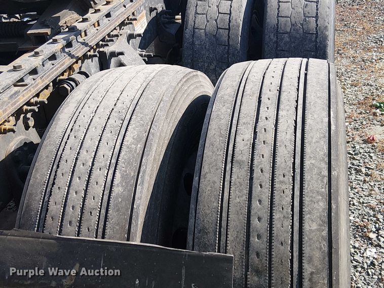 image for item YA2590 2017 Freightliner Cascadia 125 semi truck