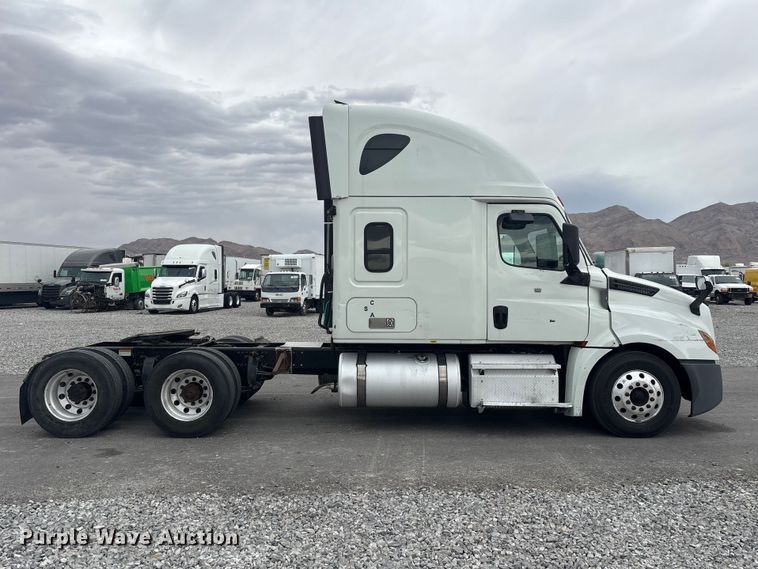 image for item YA2606 2019 Freightliner Cascadia semi truck