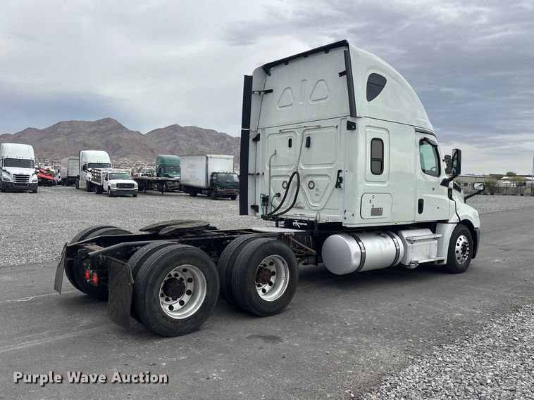 image for item YA2606 2019 Freightliner Cascadia semi truck
